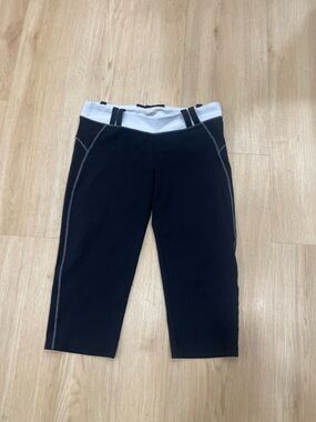 Vintage Y2K activewear Bebe Sport black & white capri leggings size Medium